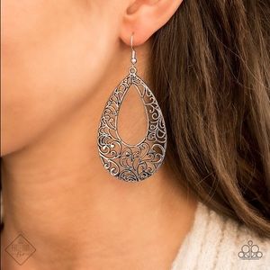 ❤️‍🔥5/$25❤️‍🔥 Iridescently Ivy Silver Earrings